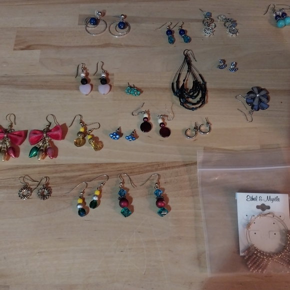 Earrings bundle 68 pairs - Picture 4 of 4